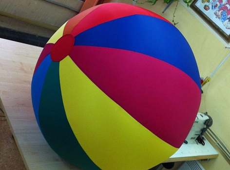 Разноцветный шар для бросания в зал и игр