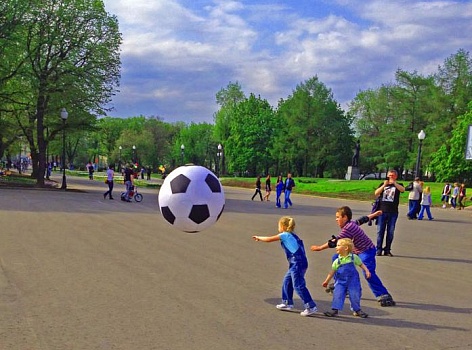 Огромные футбольные мячи для мероприятия в Парке Горького