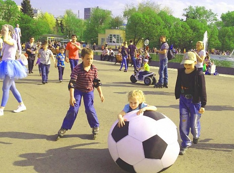 Огромные футбольные мячи для мероприятия в Парке Горького