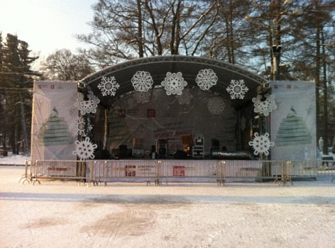 Большие снежинки из пластика при оформлении сцены в Парке