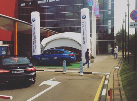 Рекламные надувные колонны при оформлении мероприятия BMW