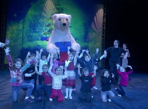 Надувной костюм Белый Медведь на детском празднике